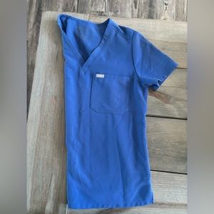 Women’s Figs “denim” blue Catarina one pocket scrub top size small.